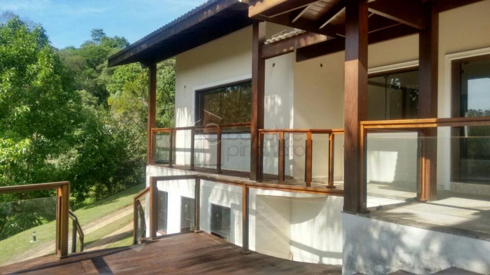 Magnífica residência em condomínio fechado, localizada na cidade de Jundiaí, a 40 minutos de São Paulo.