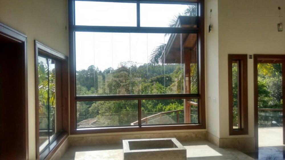 Magnífica residência em condomínio fechado, localizada na cidade de Jundiaí, a 40 minutos de São Paulo.