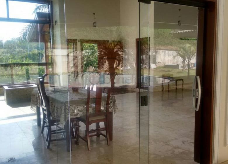 Magnífica residência em condomínio fechado, localizada na cidade de Jundiaí, a 40 minutos de São Paulo.