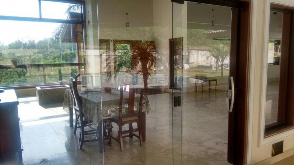 Magnífica residência em condomínio fechado, localizada na cidade de Jundiaí, a 40 minutos de São Paulo.
