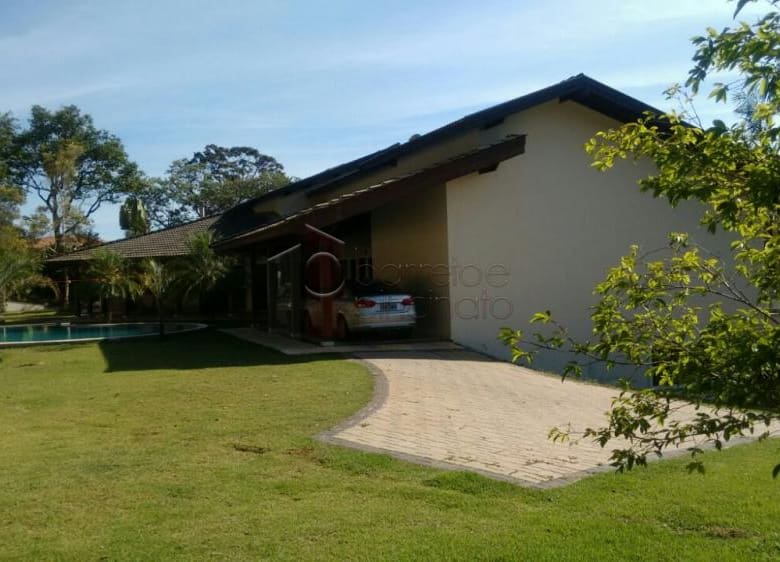 Magnífica residência em condomínio fechado, localizada na cidade de Jundiaí, a 40 minutos de São Paulo.