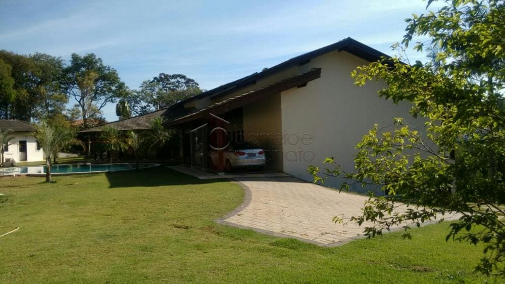 Magnífica residência em condomínio fechado, localizada na cidade de Jundiaí, a 40 minutos de São Paulo.
