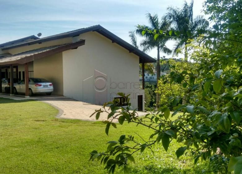 Magnífica residência em condomínio fechado, localizada na cidade de Jundiaí, a 40 minutos de São Paulo.