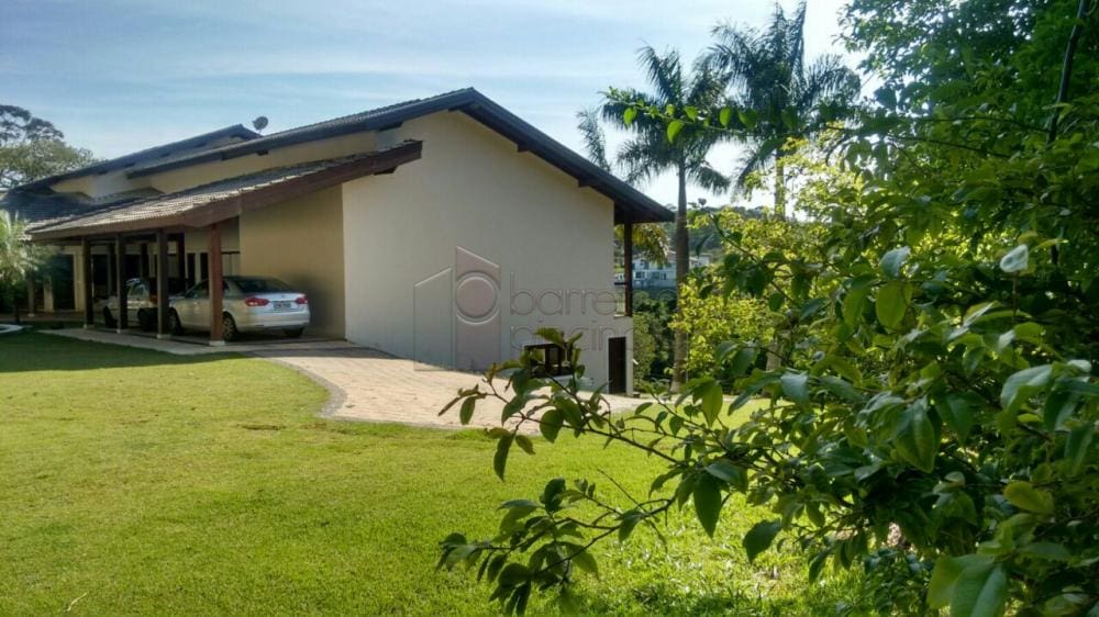 Magnífica residência em condomínio fechado, localizada na cidade de Jundiaí, a 40 minutos de São Paulo.