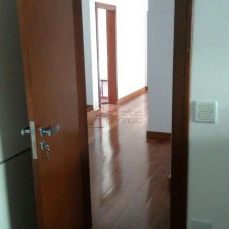 Magnífica residência em condomínio fechado, localizada na cidade de Jundiaí, a 40 minutos de São Paulo.