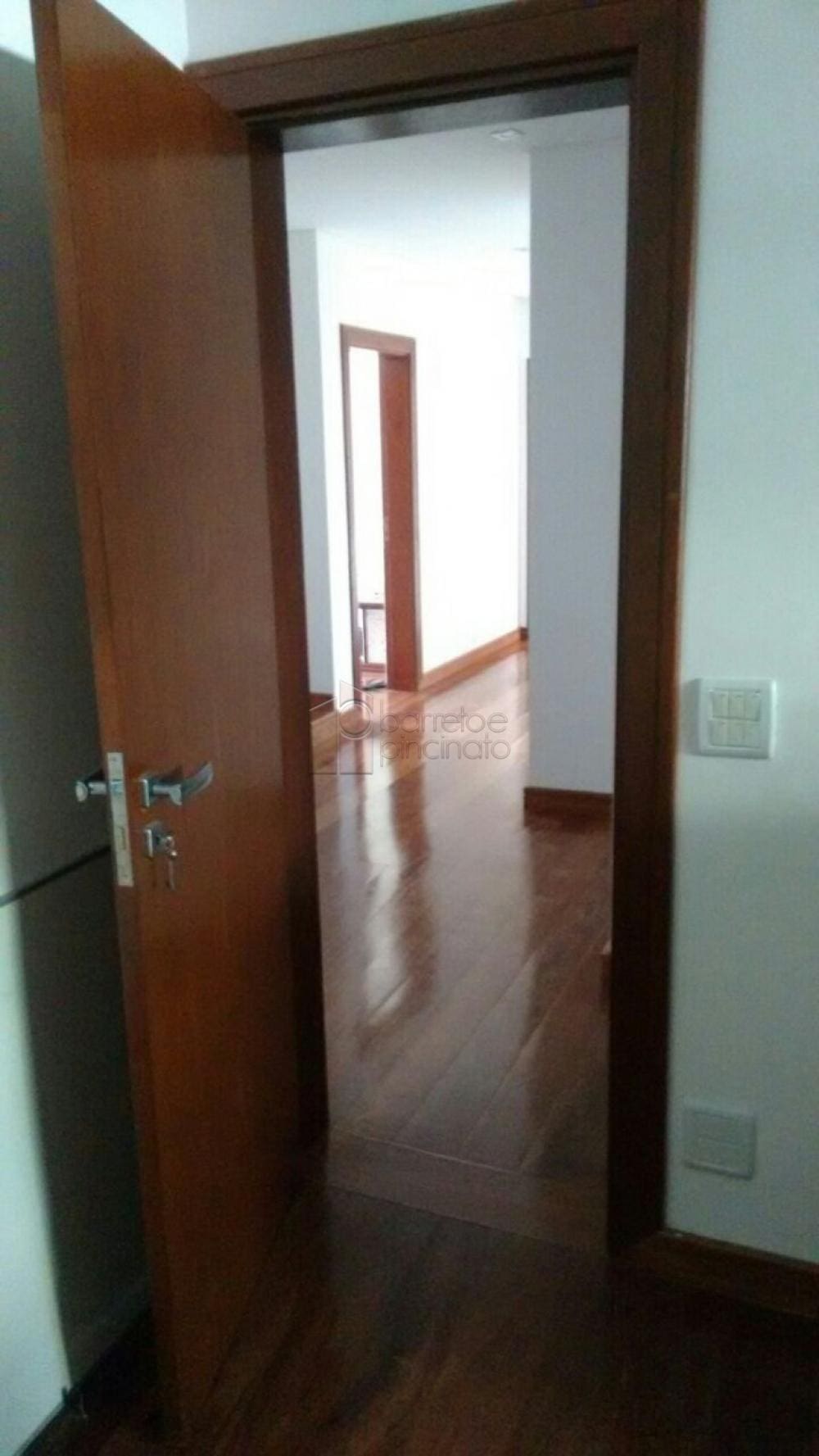 Magnífica residência em condomínio fechado, localizada na cidade de Jundiaí, a 40 minutos de São Paulo.