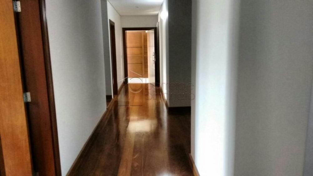 Magnífica residência em condomínio fechado, localizada na cidade de Jundiaí, a 40 minutos de São Paulo.