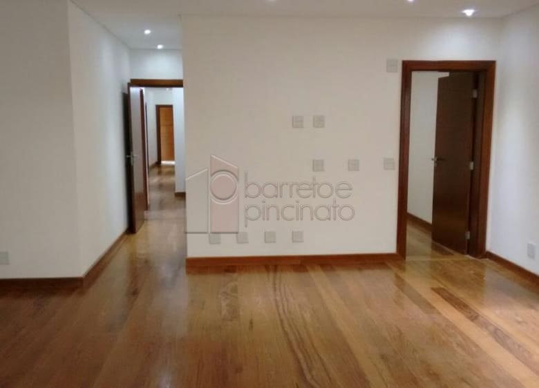 Magnífica residência em condomínio fechado, localizada na cidade de Jundiaí, a 40 minutos de São Paulo.