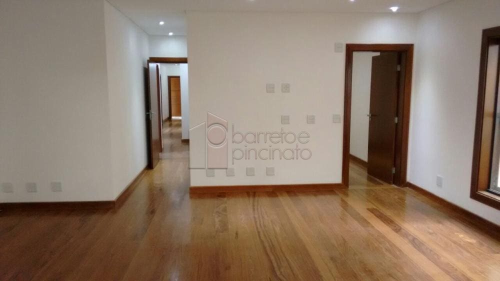 Magnífica residência em condomínio fechado, localizada na cidade de Jundiaí, a 40 minutos de São Paulo.
