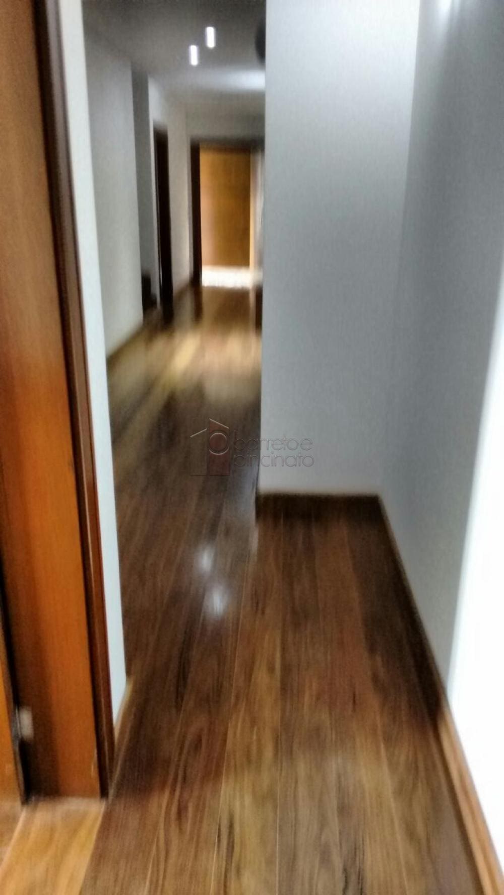 Magnífica residência em condomínio fechado, localizada na cidade de Jundiaí, a 40 minutos de São Paulo.
