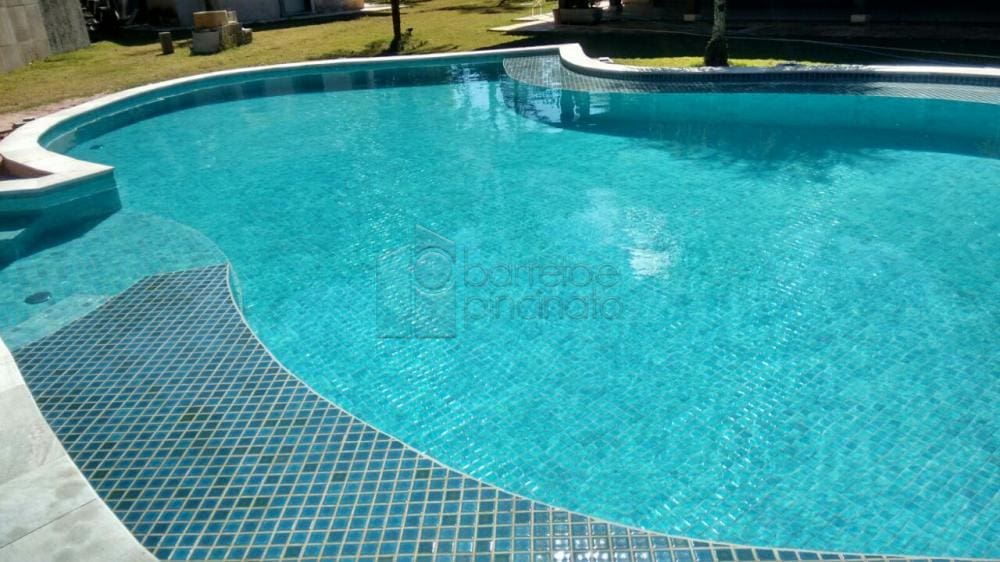 Magnífica residência em condomínio fechado, localizada na cidade de Jundiaí, a 40 minutos de São Paulo.