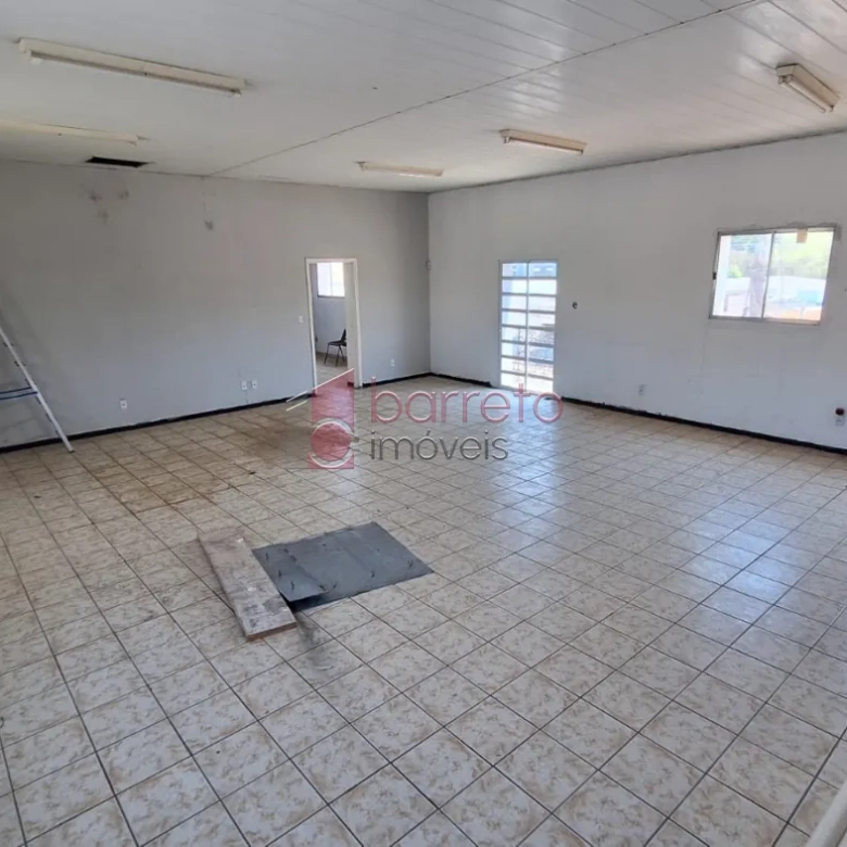 SALA COMERCIAL EM PISO SUPERIOR PARA LOCAÇÃO NA COLÔNIA – JUNDIAÍ/SP