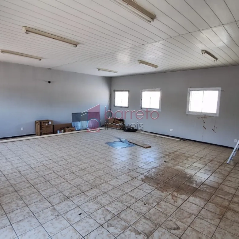 SALA COMERCIAL EM PISO SUPERIOR PARA LOCAÇÃO NA COLÔNIA – JUNDIAÍ/SP