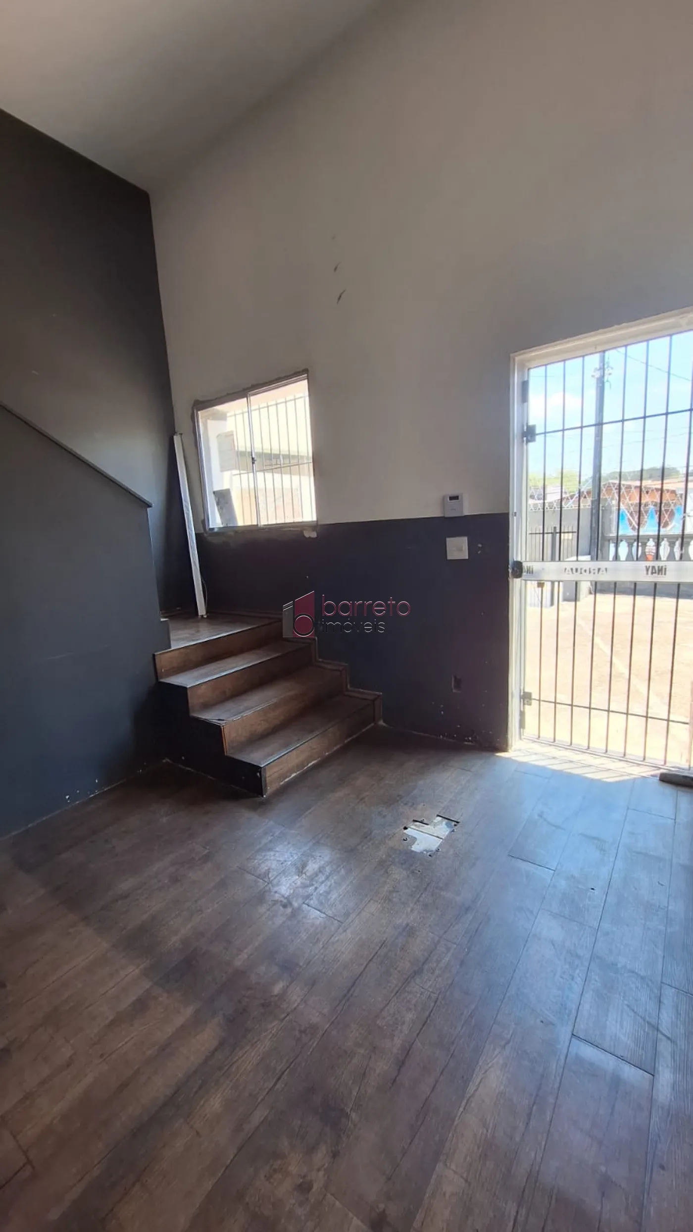 SALA COMERCIAL EM PISO SUPERIOR PARA LOCAÇÃO NA COLÔNIA – JUNDIAÍ/SP