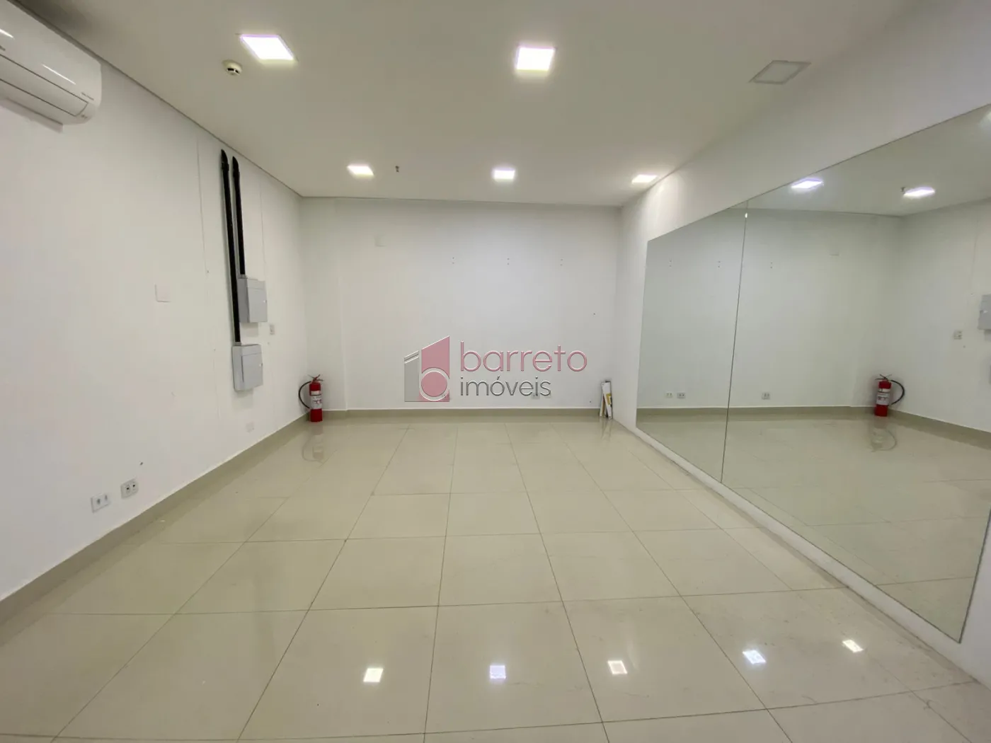 SALA COMERCIAL PARA VENDA E LOCAÇÃO NO CONDOMÍNIO GOLDEN OFFICE – JUNDIAÍ/SP