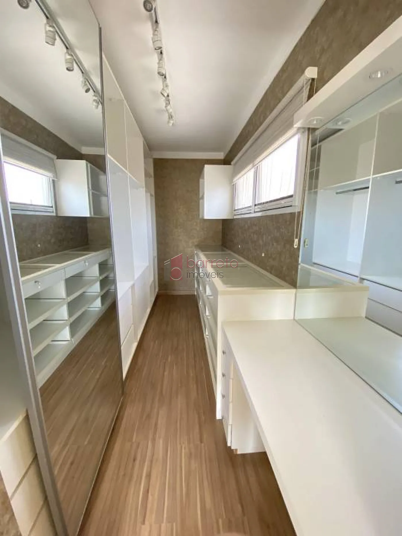 CASA COM 3 SUÍTES À VENDA NO CONDOMÍNIO BOSQUE DOS JATOBÁS – JUNDIAÍ/SP