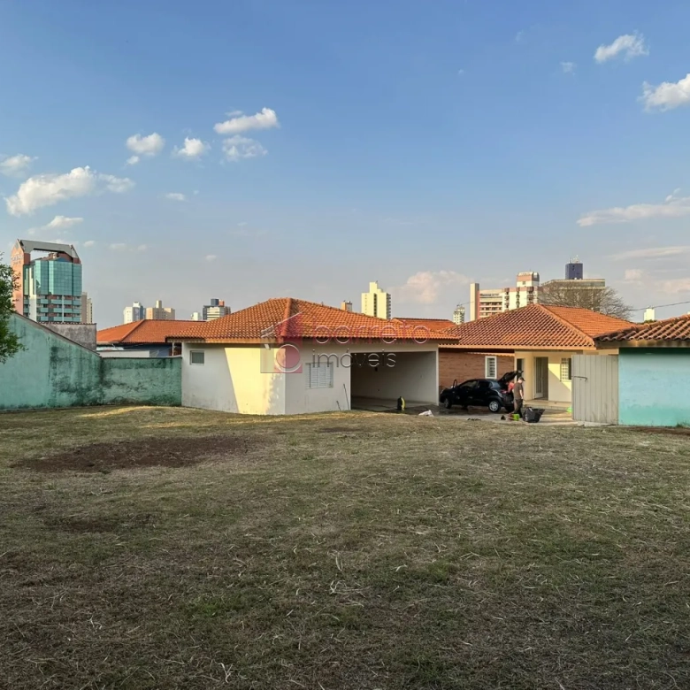 TERRENO COM 3 CASAS TÉRREAS À VENDA NO BAIRRO ANHANGABAÚ EM JUNDIAÍ/SP