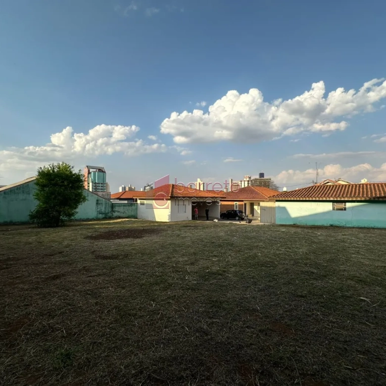 TERRENO COM 3 CASAS TÉRREAS À VENDA NO BAIRRO ANHANGABAÚ EM JUNDIAÍ/SP
