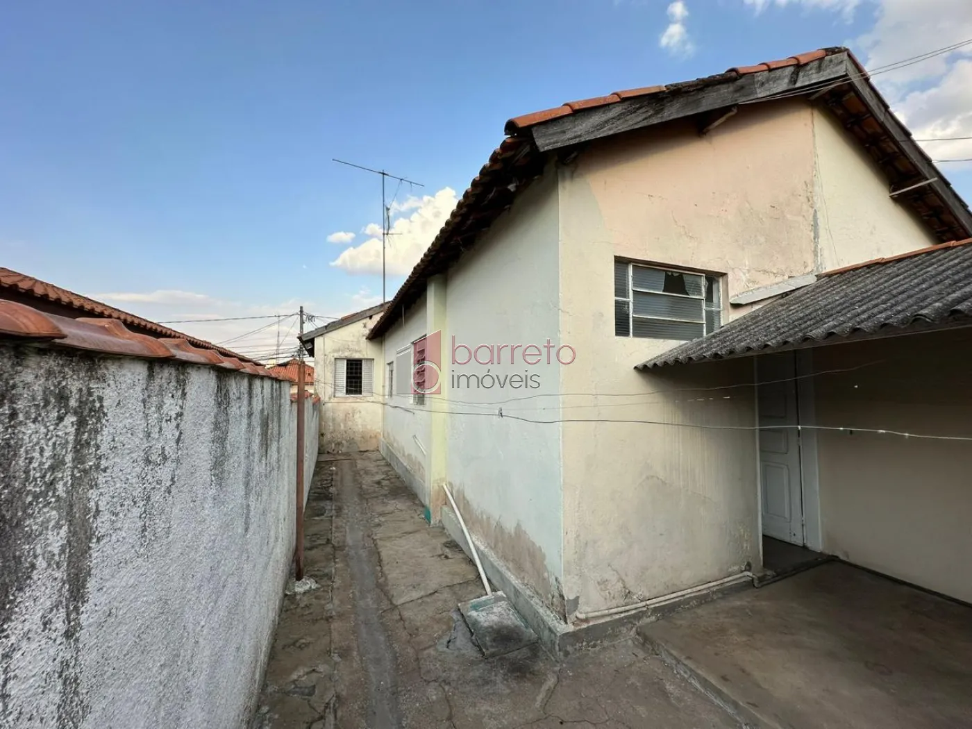 TERRENO COM 3 CASAS TÉRREAS À VENDA NO BAIRRO ANHANGABAÚ EM JUNDIAÍ/SP