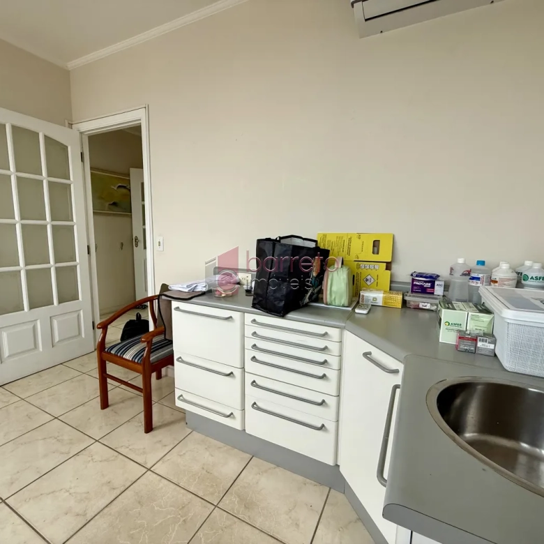 SALA COMERCIAL À VENDA NO EDIFÍCIO CAPRI NO CENTRO DE JUNDIAÍ/SP