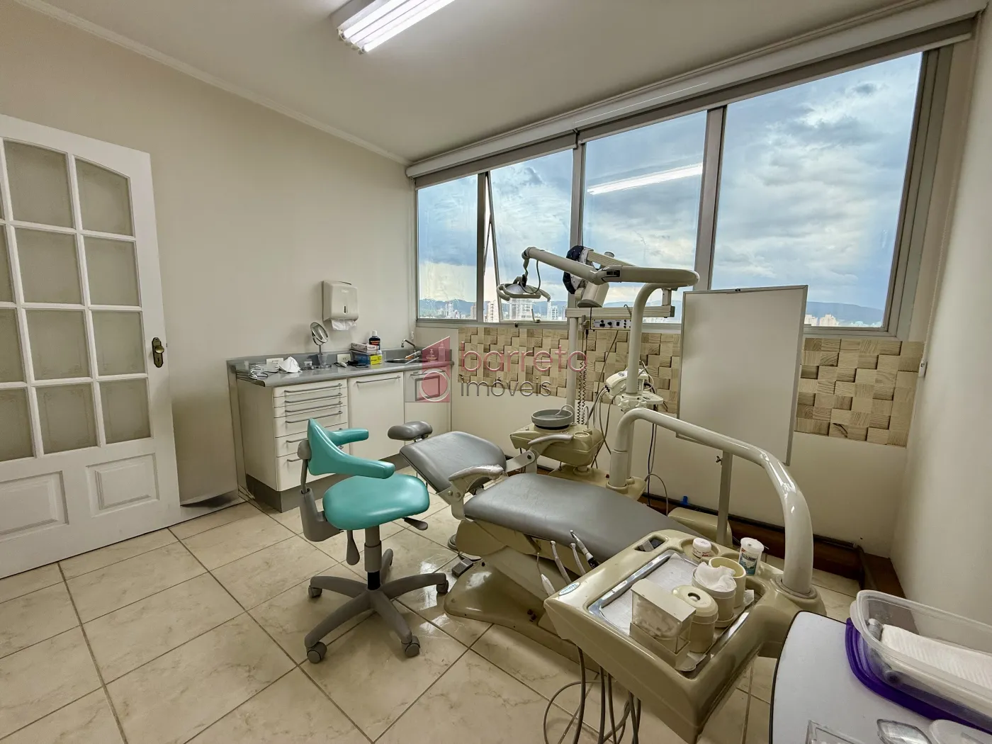SALA COMERCIAL À VENDA NO EDIFÍCIO CAPRI NO CENTRO DE JUNDIAÍ/SP