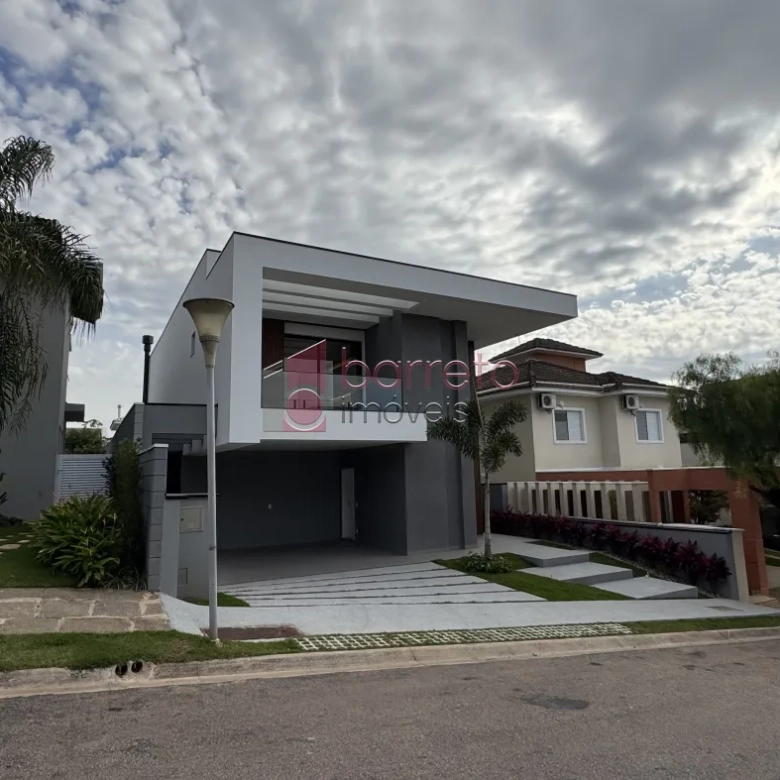 CASA RECÉM CONSTRUÍDA À VENDA NO CONDOMÍNIO BOSQUE DOS JATOBÁS EM JUNDIAÍ/SP