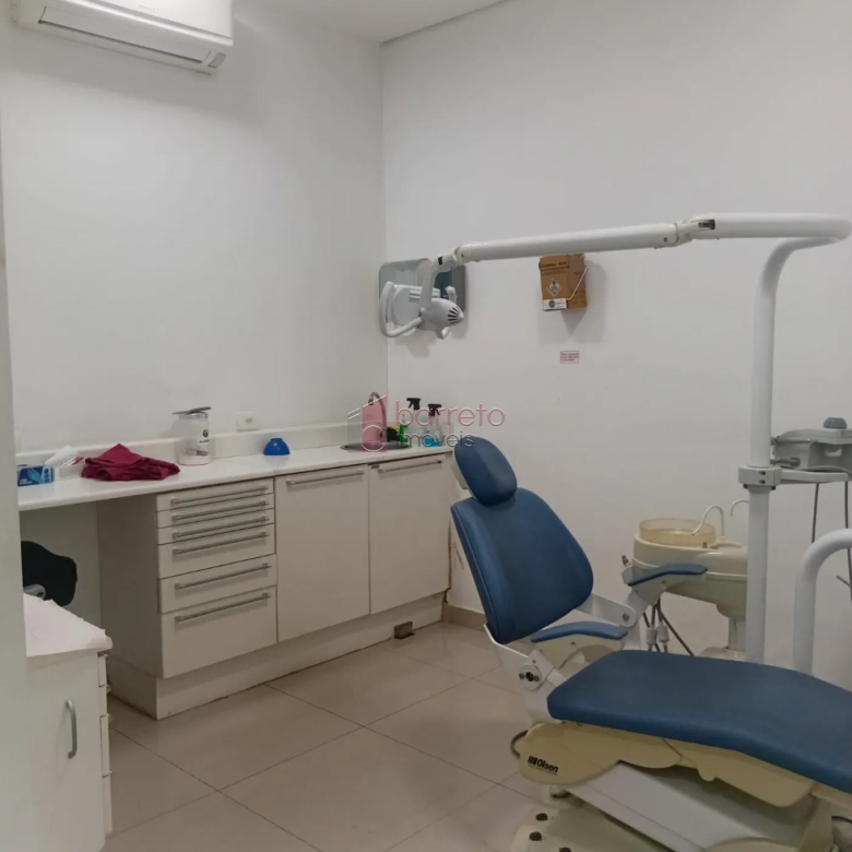 PRÉDIO COMERCIAL COM 03 PAVIMENTOS À VENDA NO CENTRO DE JUNDIAÍ/SP