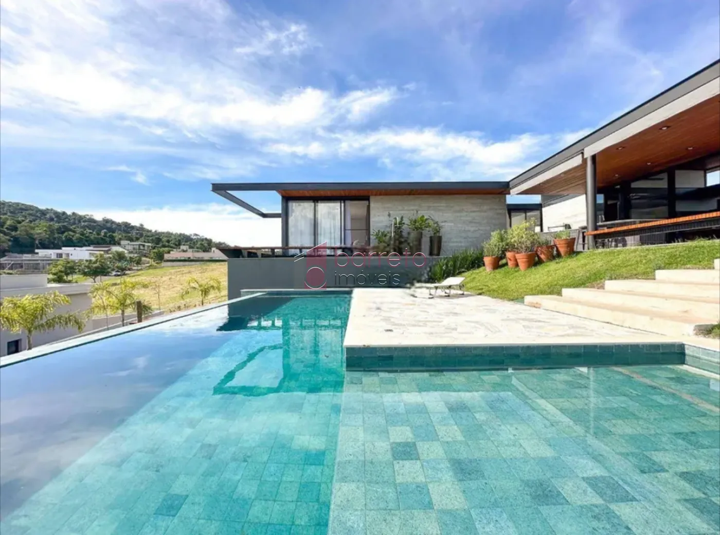 SOBRADO À VENDA COM 03 QUARTOS – CONDOMÍNIO FAZENDA SERRA AZUL 1 – ITUPEVA/SP
