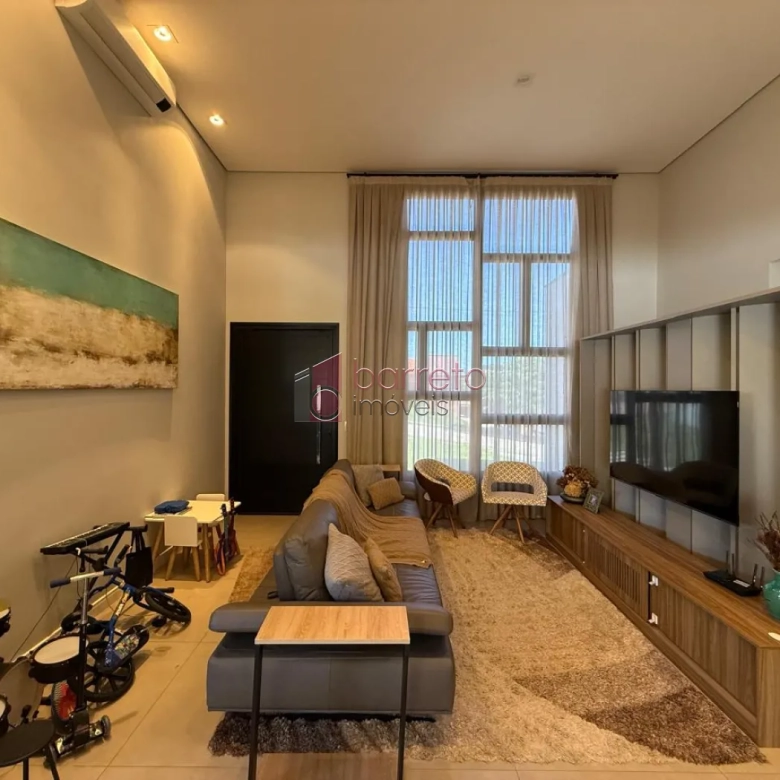 CASA TÉRREA DE ALTO PADRÃO COM 03 SUÍTES À VENDA NO CONDOMÍNIO TERRAS DA ALVORADA – JUNDIAÍ/SP