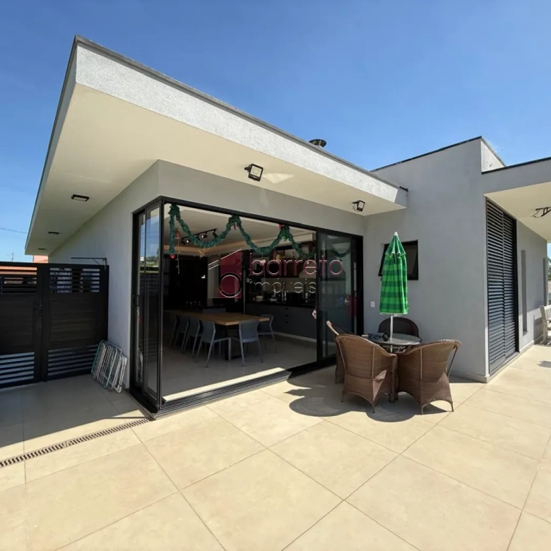 CASA TÉRREA DE ALTO PADRÃO COM 03 SUÍTES À VENDA NO CONDOMÍNIO TERRAS DA ALVORADA – JUNDIAÍ/SP