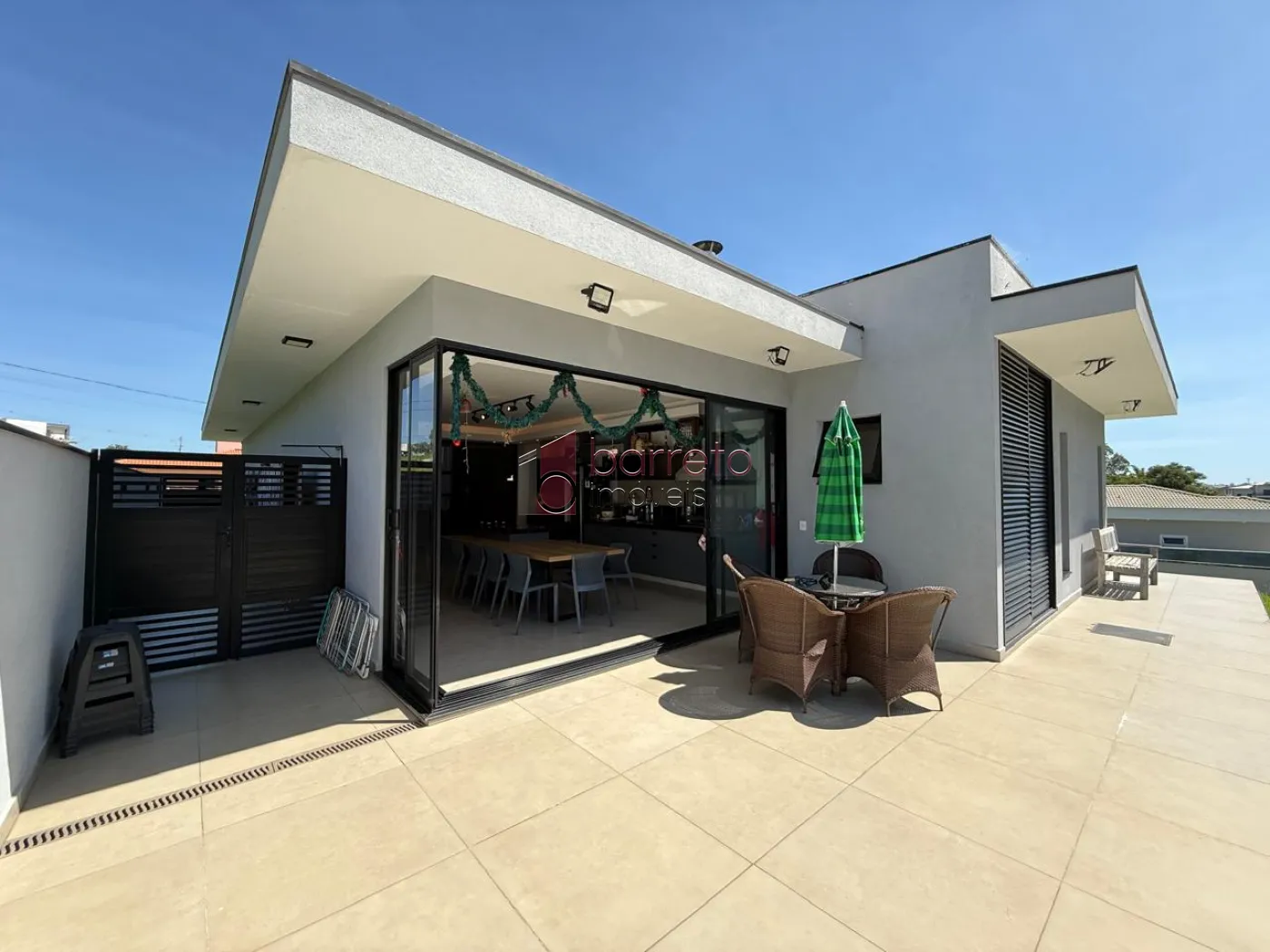 CASA TÉRREA DE ALTO PADRÃO COM 03 SUÍTES À VENDA NO CONDOMÍNIO TERRAS DA ALVORADA – JUNDIAÍ/SP