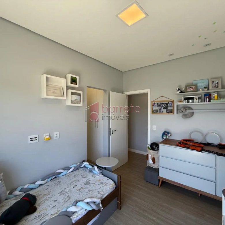 CASA TÉRREA DE ALTO PADRÃO COM 03 SUÍTES À VENDA NO CONDOMÍNIO TERRAS DA ALVORADA – JUNDIAÍ/SP