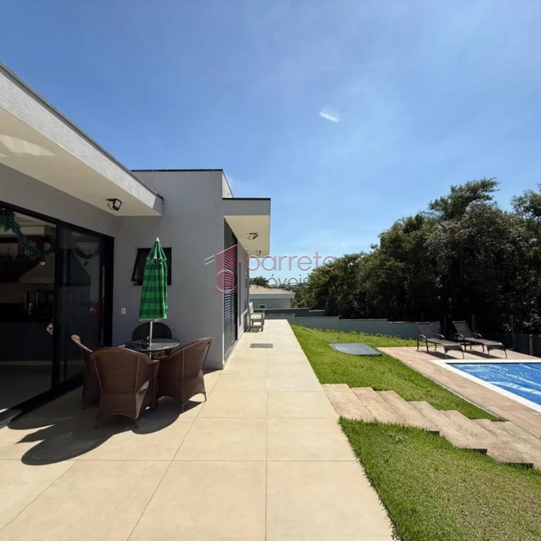 CASA TÉRREA DE ALTO PADRÃO COM 03 SUÍTES À VENDA NO CONDOMÍNIO TERRAS DA ALVORADA – JUNDIAÍ/SP