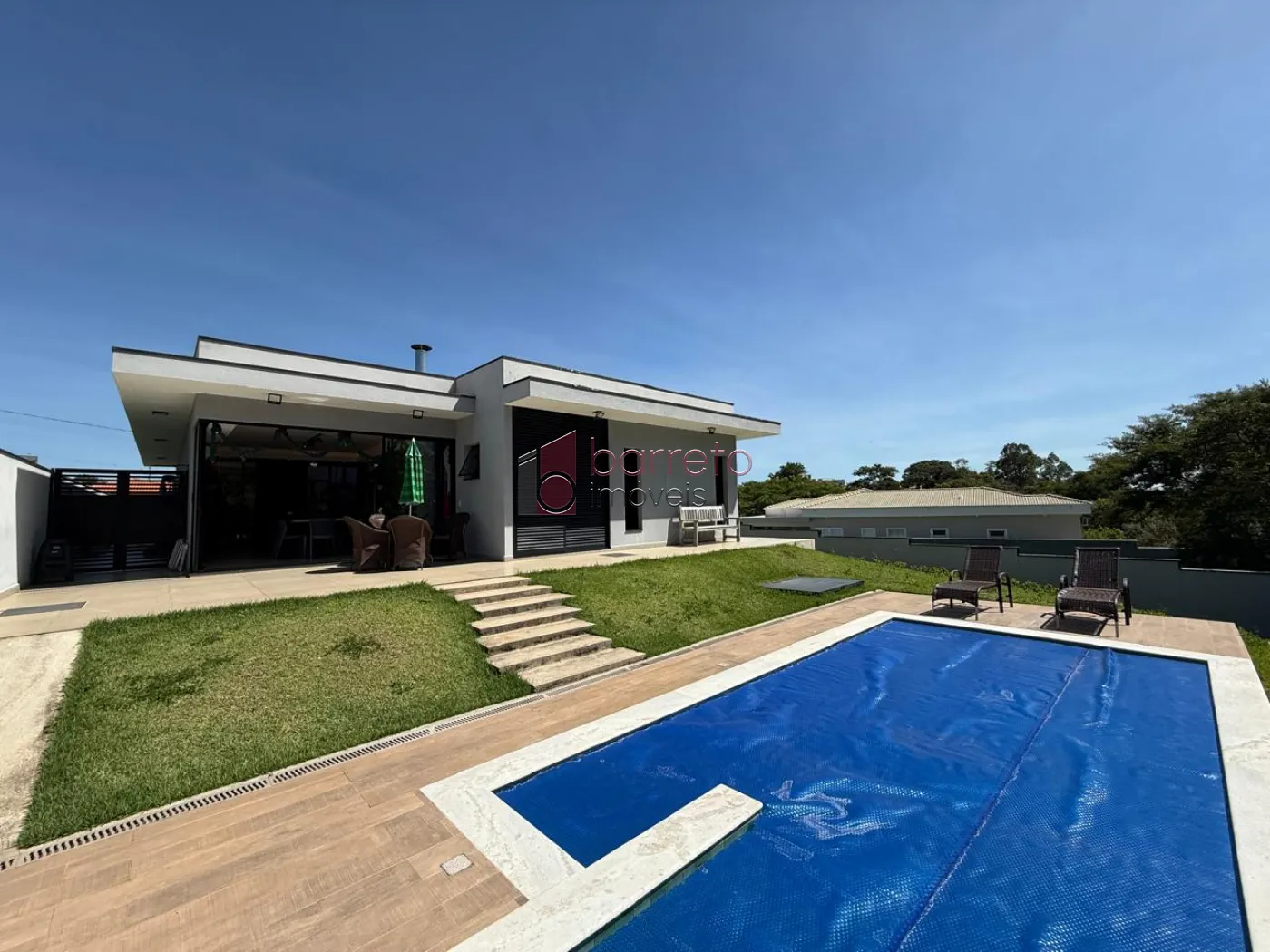 CASA TÉRREA DE ALTO PADRÃO COM 03 SUÍTES À VENDA NO CONDOMÍNIO TERRAS DA ALVORADA – JUNDIAÍ/SP