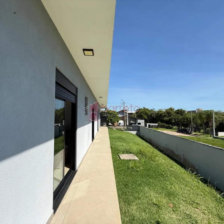 CASA TÉRREA DE ALTO PADRÃO COM 03 SUÍTES À VENDA NO CONDOMÍNIO TERRAS DA ALVORADA – JUNDIAÍ/SP