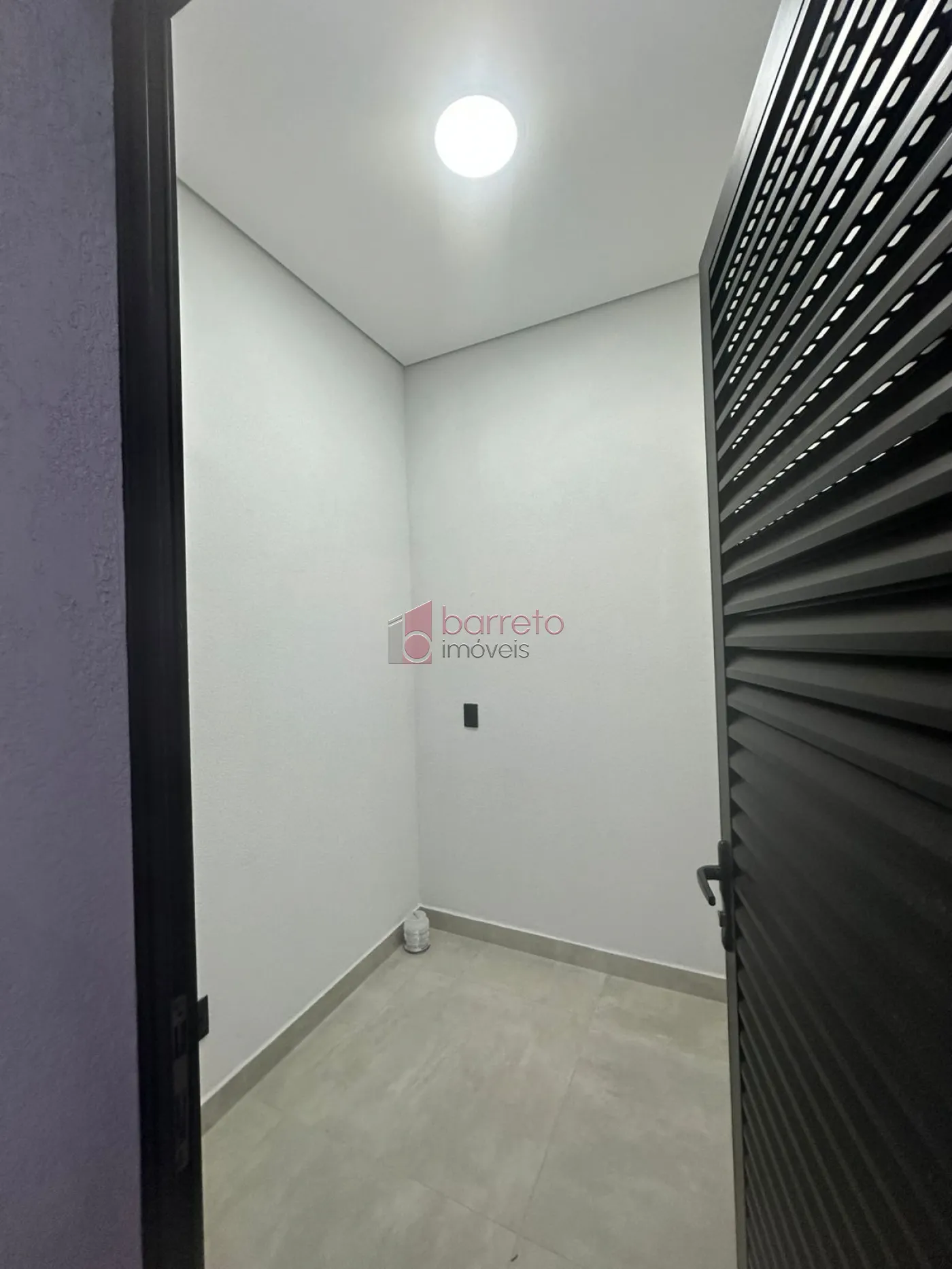 CASA TÉRREA DE ALTO PADRÃO COM 04 SUÍTES À VENDA NO CONDOMÍNIO BRISAS JUNDIAÍ – JUNDIAÍ/SP