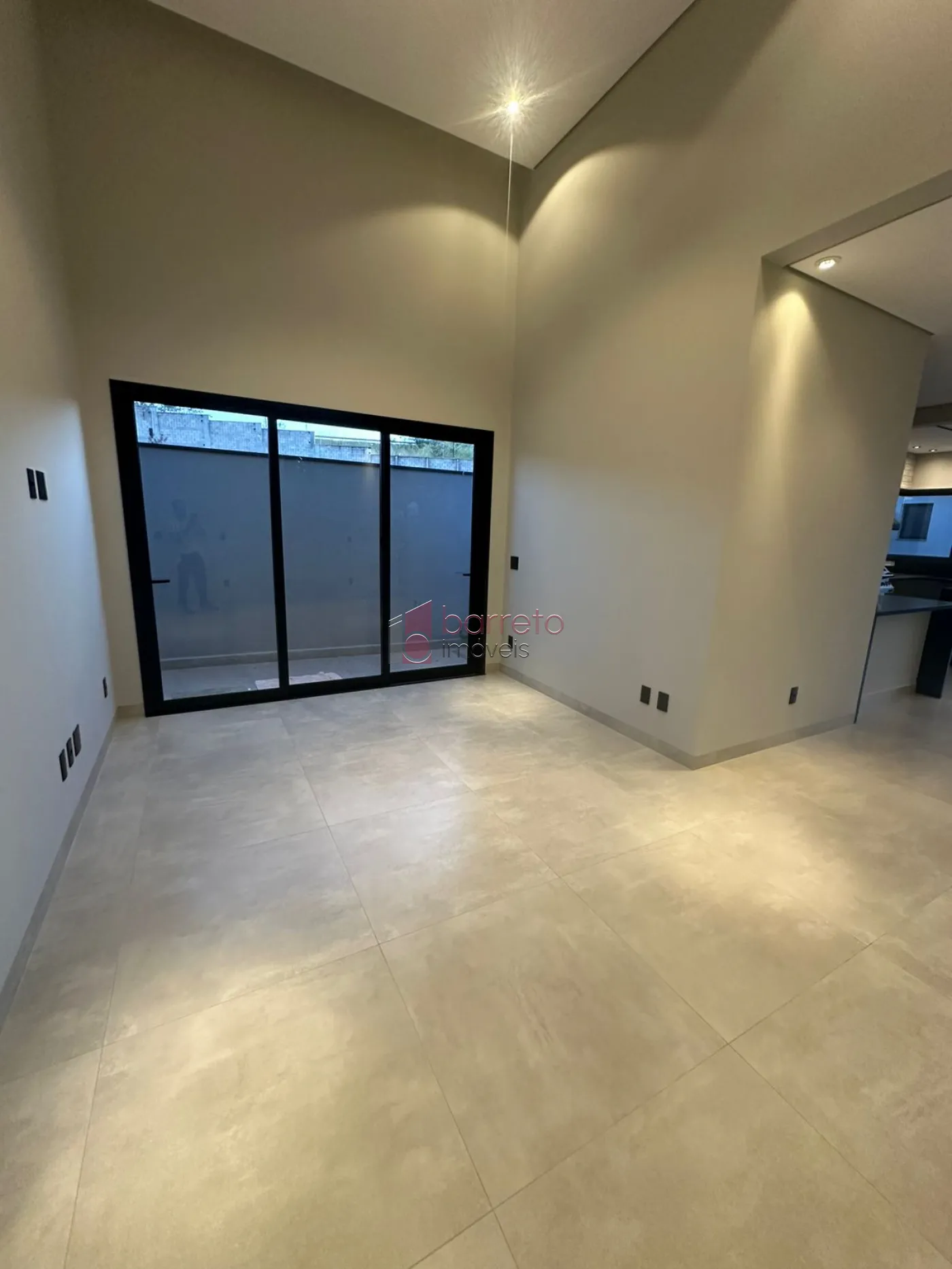 CASA TÉRREA DE ALTO PADRÃO COM 04 SUÍTES À VENDA NO CONDOMÍNIO BRISAS JUNDIAÍ – JUNDIAÍ/SP
