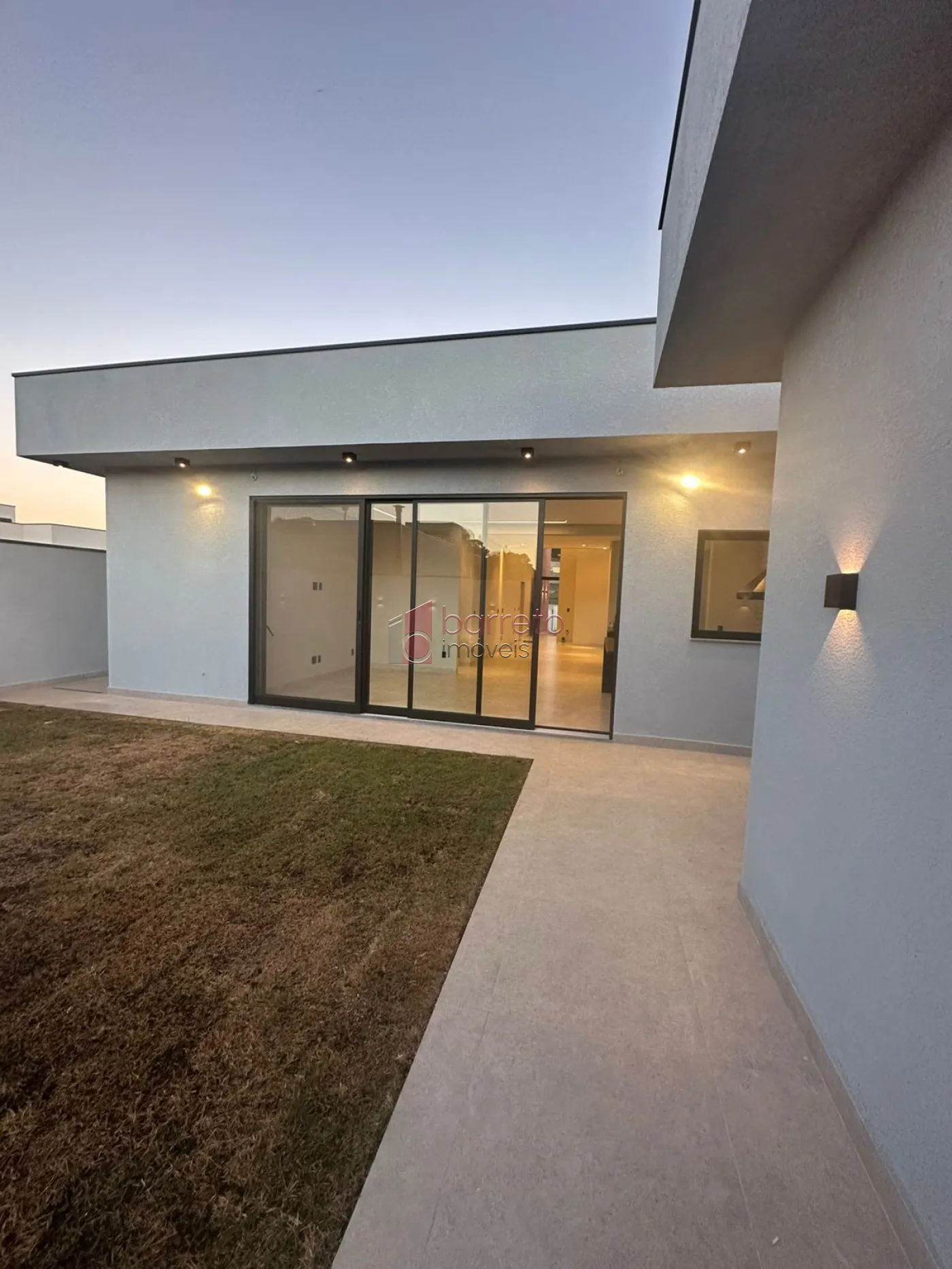 CASA TÉRREA DE ALTO PADRÃO COM 04 SUÍTES À VENDA NO CONDOMÍNIO BRISAS JUNDIAÍ – JUNDIAÍ/SP