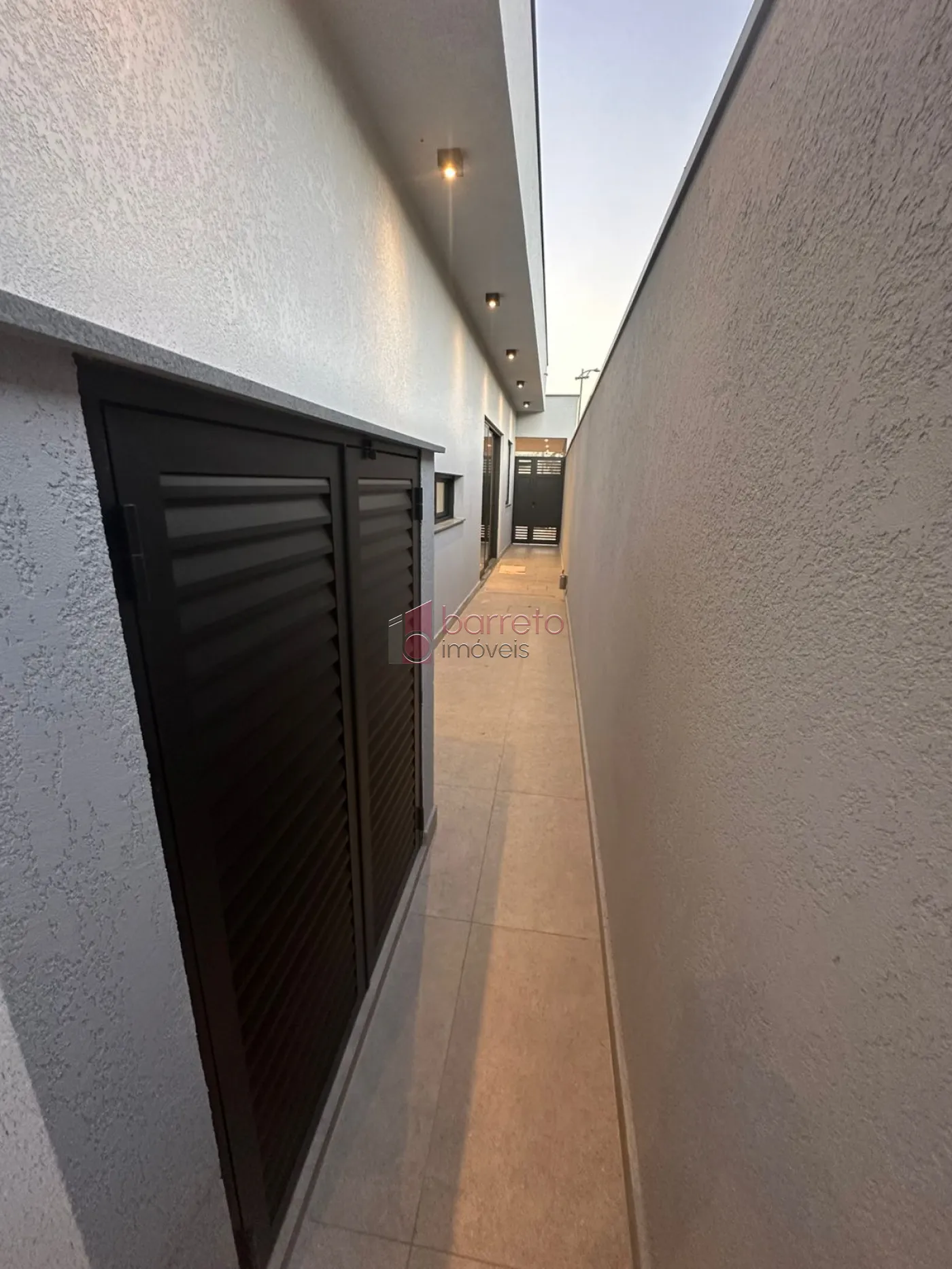 CASA TÉRREA DE ALTO PADRÃO COM 04 SUÍTES À VENDA NO CONDOMÍNIO BRISAS JUNDIAÍ – JUNDIAÍ/SP