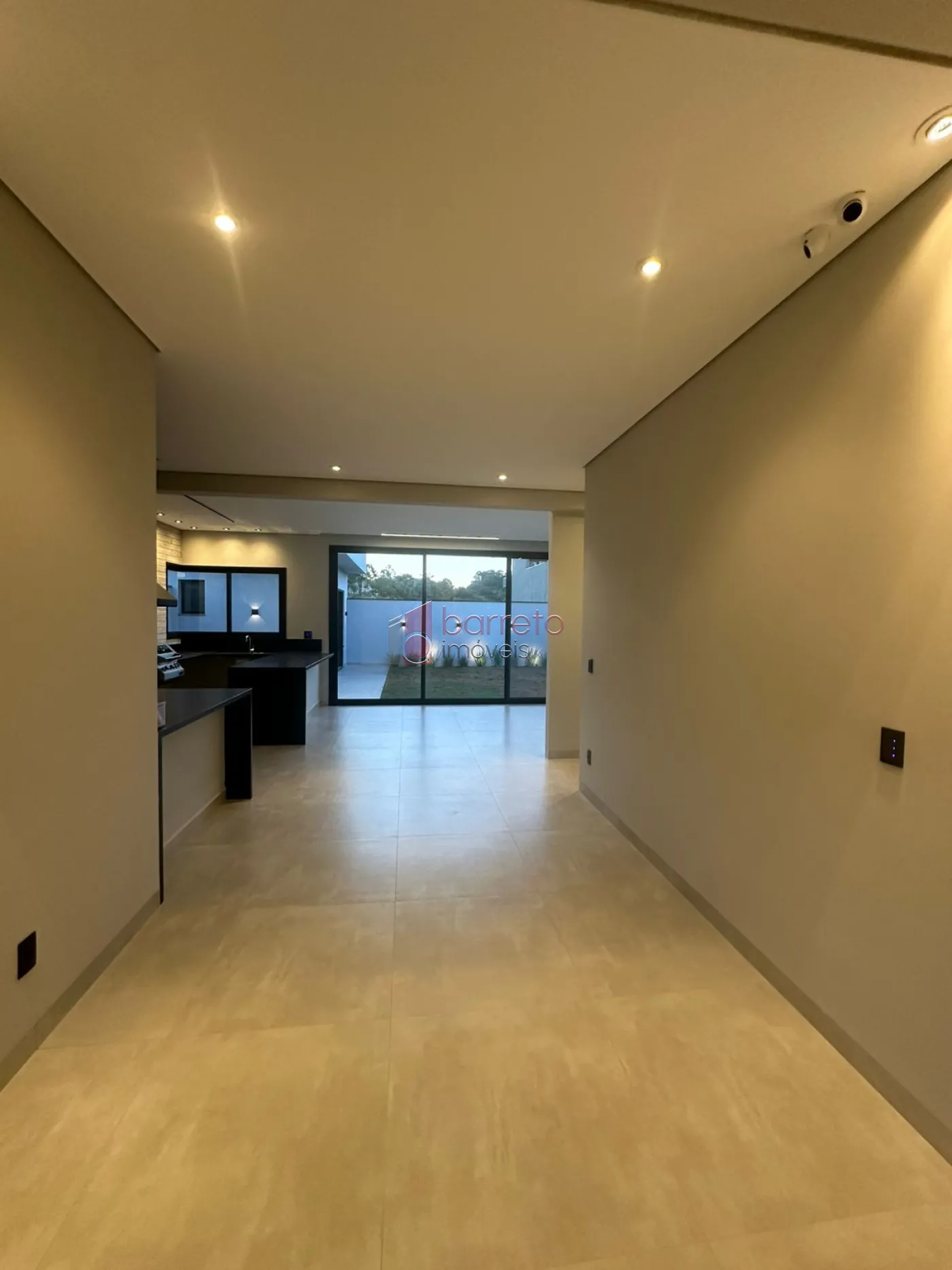CASA TÉRREA DE ALTO PADRÃO COM 04 SUÍTES À VENDA NO CONDOMÍNIO BRISAS JUNDIAÍ – JUNDIAÍ/SP