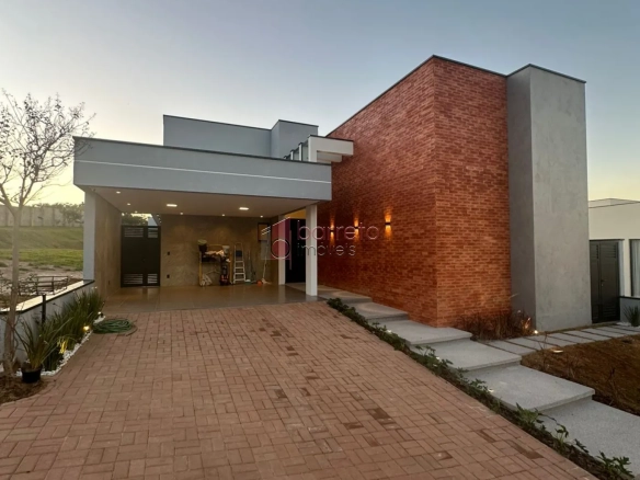 CASA TÉRREA DE ALTO PADRÃO COM 04 SUÍTES À VENDA NO CONDOMÍNIO BRISAS JUNDIAÍ – JUNDIAÍ/SP