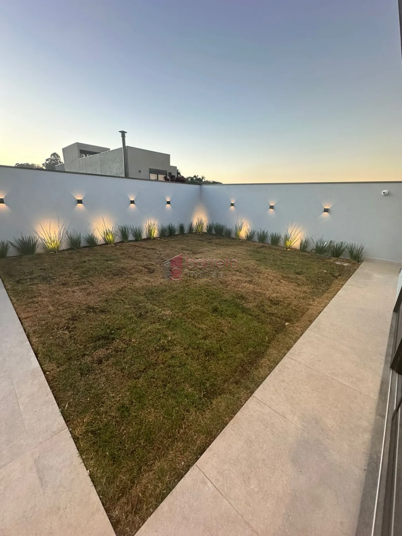 CASA TÉRREA DE ALTO PADRÃO COM 04 SUÍTES À VENDA NO CONDOMÍNIO BRISAS JUNDIAÍ – JUNDIAÍ/SP