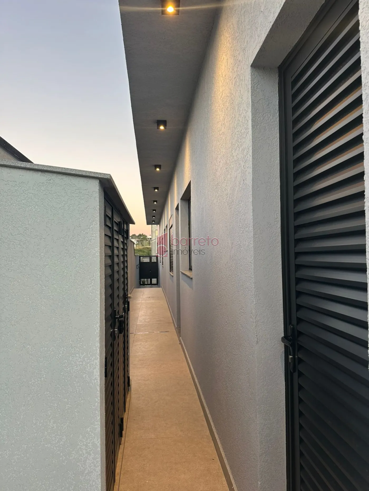 CASA TÉRREA DE ALTO PADRÃO COM 04 SUÍTES À VENDA NO CONDOMÍNIO BRISAS JUNDIAÍ – JUNDIAÍ/SP