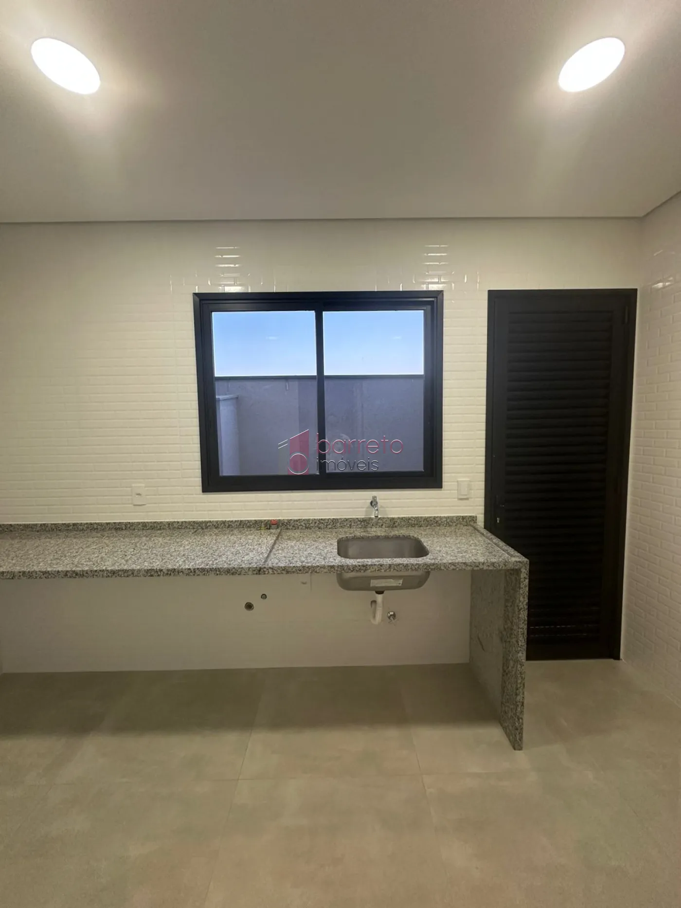 CASA TÉRREA DE ALTO PADRÃO COM 04 SUÍTES À VENDA NO CONDOMÍNIO BRISAS JUNDIAÍ – JUNDIAÍ/SP