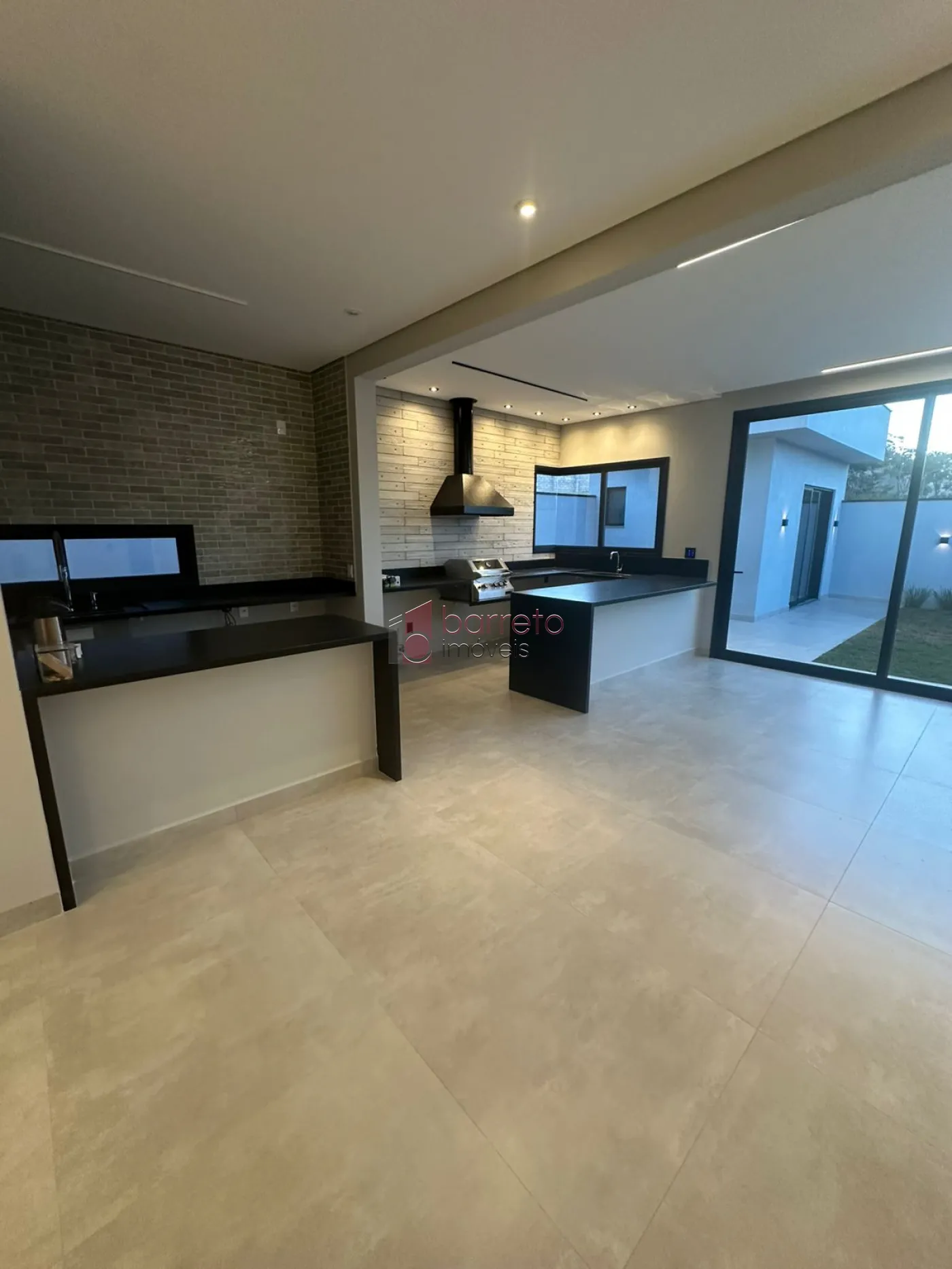 CASA TÉRREA DE ALTO PADRÃO COM 04 SUÍTES À VENDA NO CONDOMÍNIO BRISAS JUNDIAÍ – JUNDIAÍ/SP