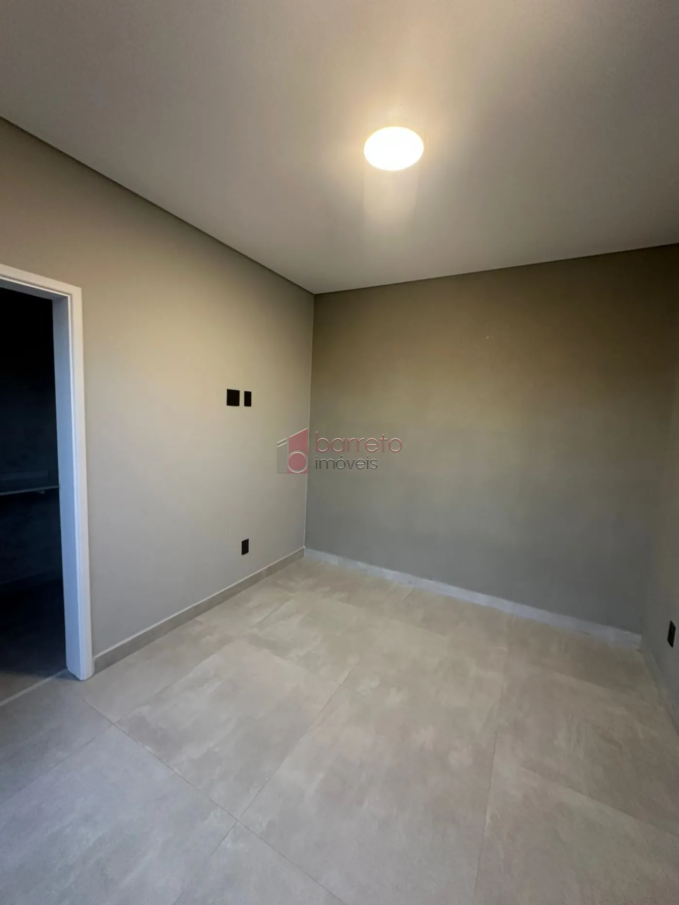 CASA TÉRREA DE ALTO PADRÃO COM 04 SUÍTES À VENDA NO CONDOMÍNIO BRISAS JUNDIAÍ – JUNDIAÍ/SP