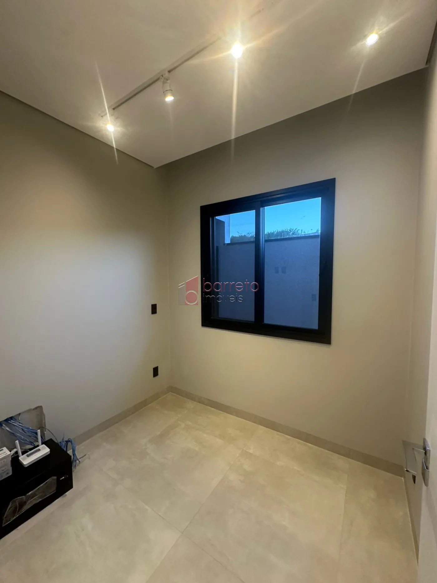 CASA TÉRREA DE ALTO PADRÃO COM 04 SUÍTES À VENDA NO CONDOMÍNIO BRISAS JUNDIAÍ – JUNDIAÍ/SP