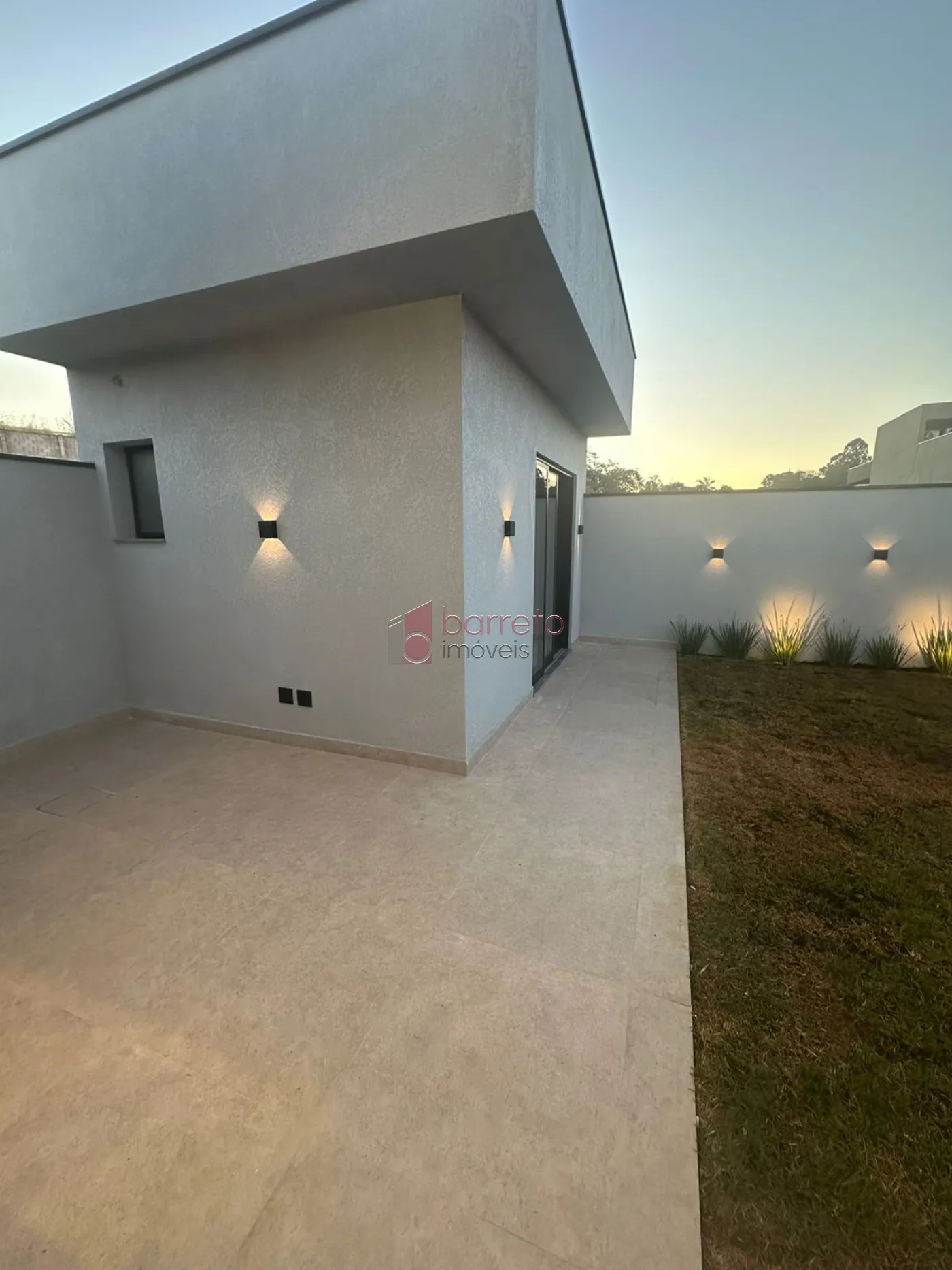 CASA TÉRREA DE ALTO PADRÃO COM 04 SUÍTES À VENDA NO CONDOMÍNIO BRISAS JUNDIAÍ – JUNDIAÍ/SP