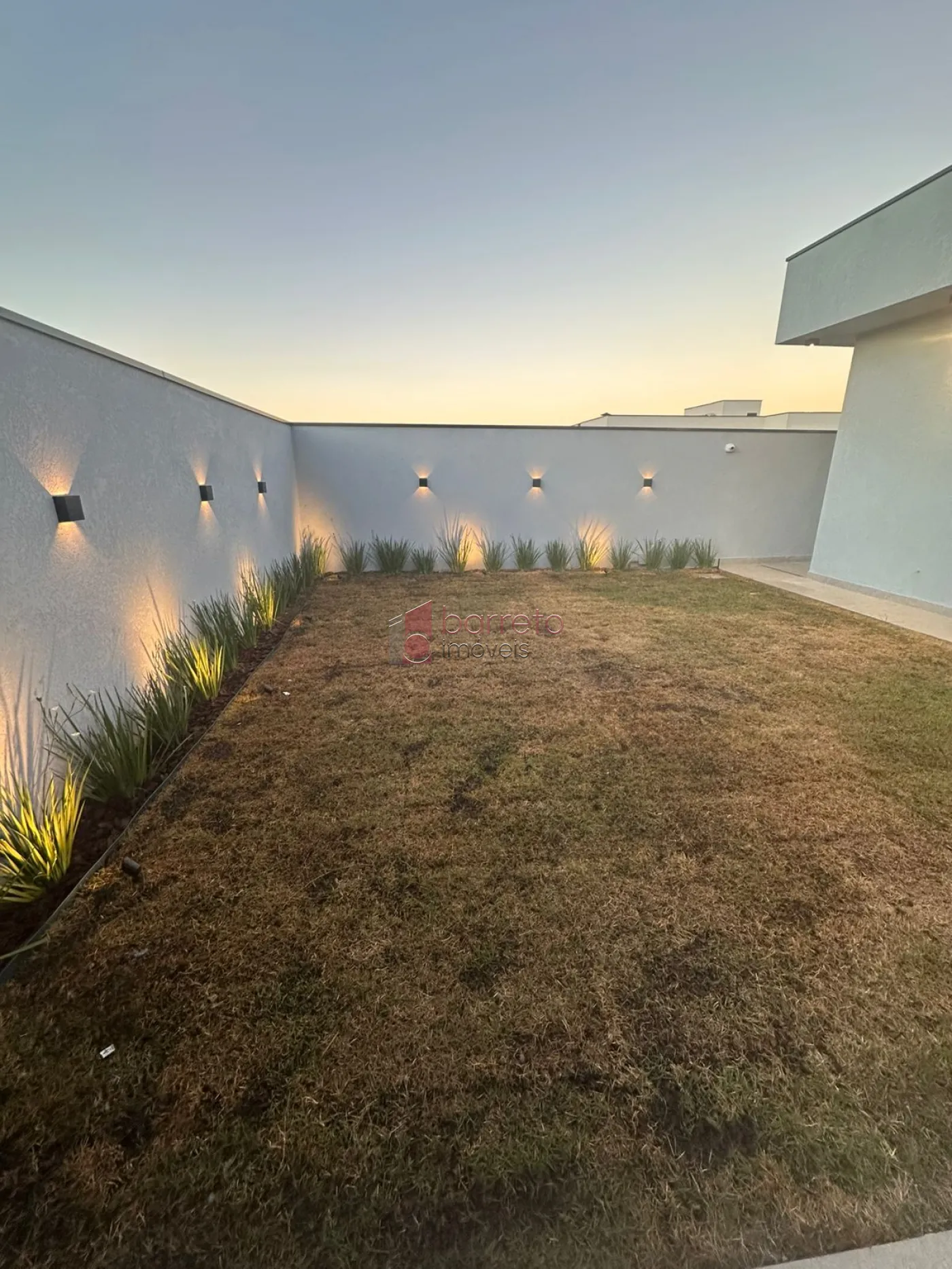 CASA TÉRREA DE ALTO PADRÃO COM 04 SUÍTES À VENDA NO CONDOMÍNIO BRISAS JUNDIAÍ – JUNDIAÍ/SP