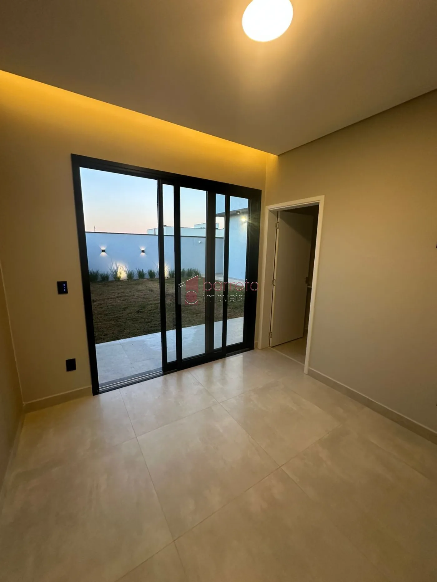 CASA TÉRREA DE ALTO PADRÃO COM 04 SUÍTES À VENDA NO CONDOMÍNIO BRISAS JUNDIAÍ – JUNDIAÍ/SP